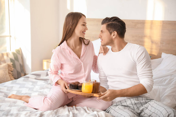 Mattina di giovane coppia che fa colazione a letto
 - Foto, immagini