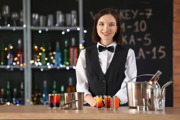 Beautiful female bartender in pub - Foto, Bild