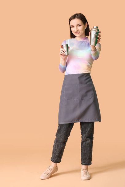 Hermosa camarera femenina sobre fondo de color
 - Foto, Imagen
