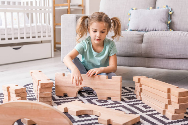 Kleines Mädchen spielt zu Hause mit Einfamilienhaus - Foto, Bild