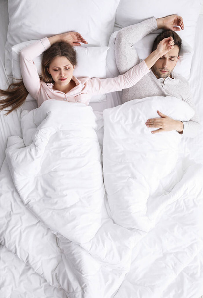 jong paar slapen in bed - Foto, afbeelding