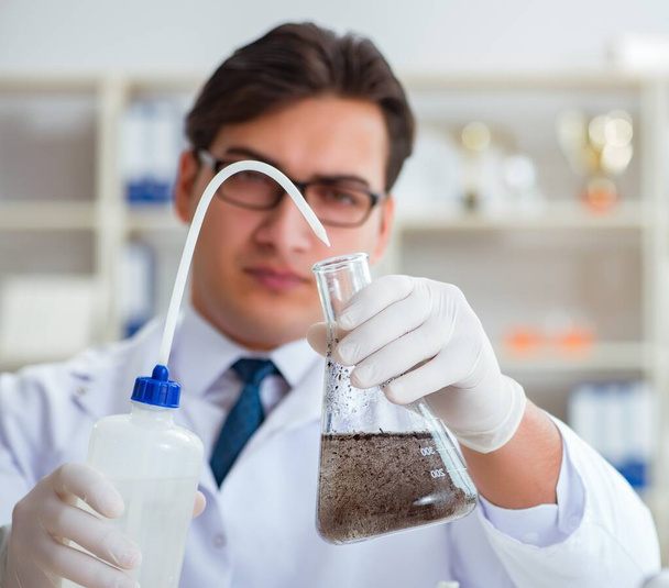 Jovem cientista pesquisador fazendo um teste de contaminação de água expe - Foto, Imagem