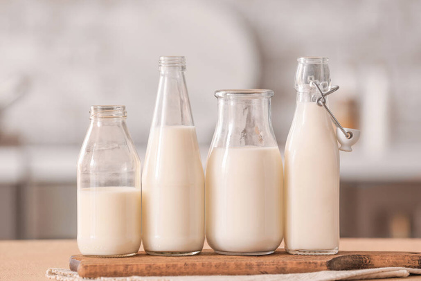 Artículos de vidrio de leche fresca en la mesa
 - Foto, imagen
