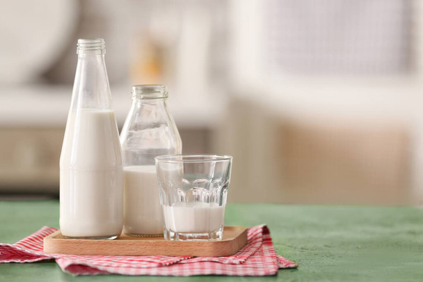 Посуда из свежего молока на столе
 - Фото, изображение