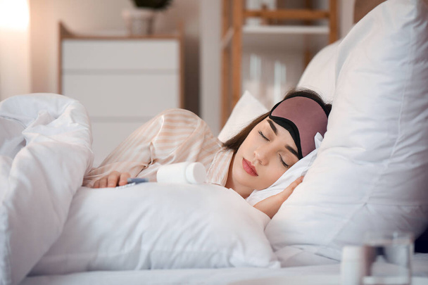 Schlafende Frau mit Tabletten im Bett - Foto, Bild