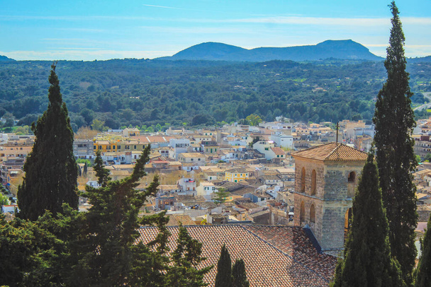 vista sobre el hermoso pueblo mediterráneo de Arta, Mallorca, España
 - Foto, imagen