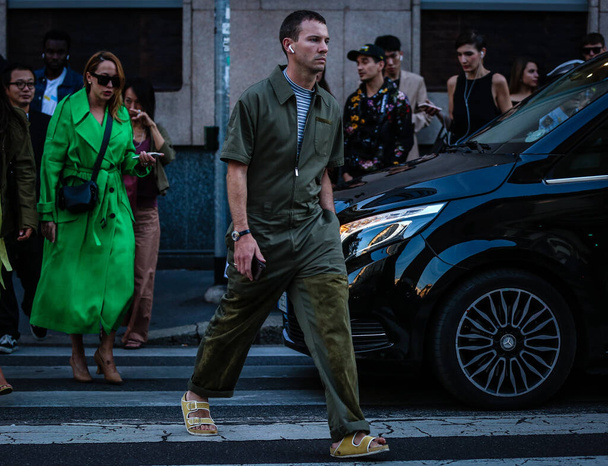 ミラノ,イタリア- 2019年9月19日:ミラノ・ファッションウィーク中の男性. - 写真・画像