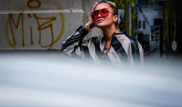 MILAN, Italie- 19 septembre 2019 : Nina Suess dans la rue pendant la Fashion Week de Milan
. - Photo, image
