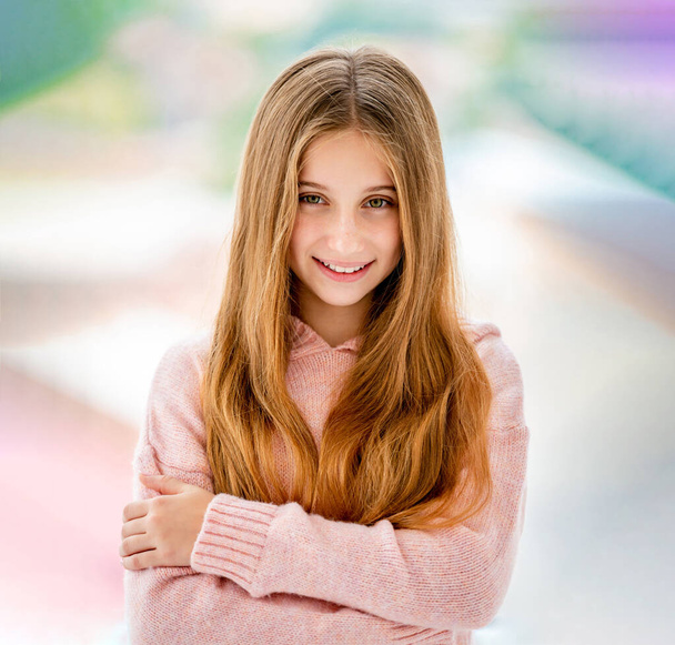 Cute teenage girl smiling to camera - Valokuva, kuva