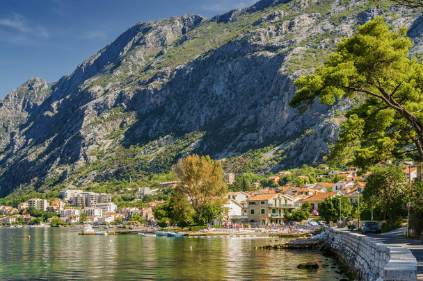 Sonniger Morgen Blick auf die Bucht von Kotor in der Nähe des Dorfes Dobrota, Montenegro. - Foto, Bild