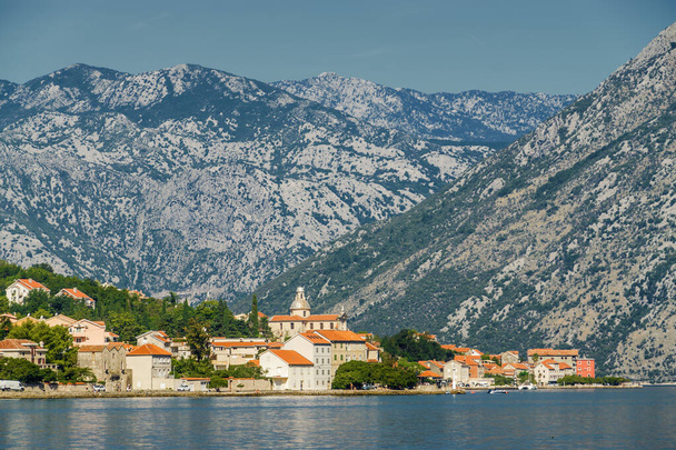 Ηλιόλουστη θέα στον κόλπο Κοτόρ κοντά στο χωριό Ντομπρότα του Μαυροβουνίου. - Φωτογραφία, εικόνα