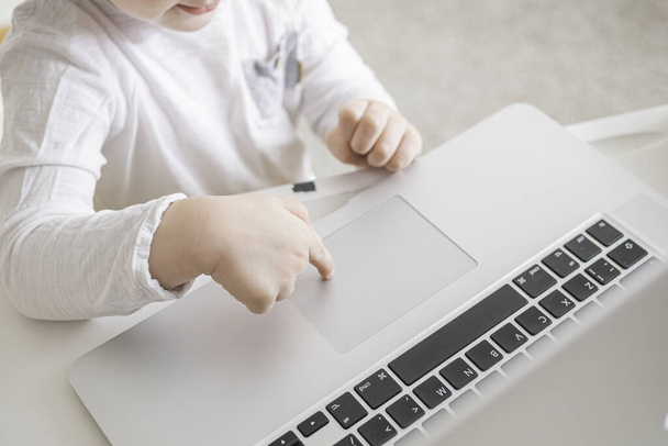 ノートパソコンに入力する小さな子供たちが閉じます。距離教育の概念 - 写真・画像