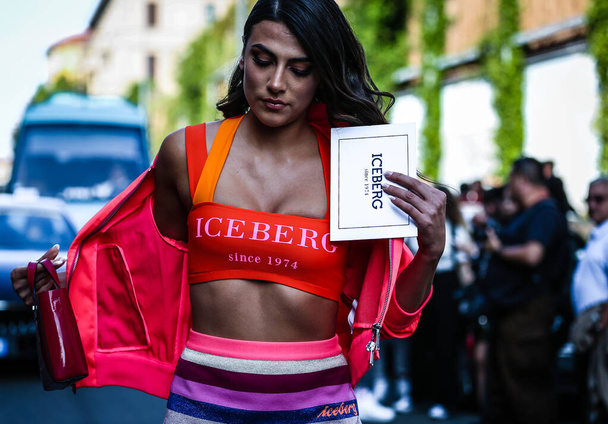 МИЛАН, Италия - 20 сентября 2019 года: Джулия Салеми на улице во время Недели моды в Милане
. - Фото, изображение