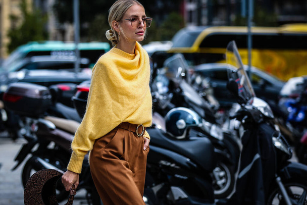 Μιλάνο, Ιταλία- 20 Σεπτεμβρίου 2019: Η Leonie Hanne στο δρόμο κατά τη διάρκεια της Εβδομάδας Μόδας στο Μιλάνο. - Φωτογραφία, εικόνα