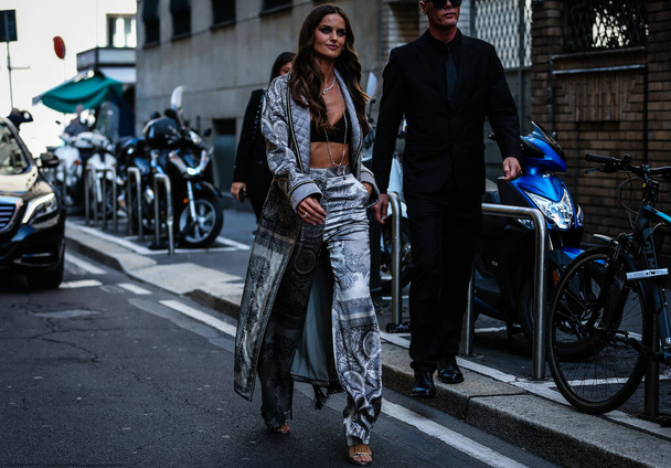 Milano, İtalya - 20 Eylül 2019: Milano Moda Haftası 'nda Izabel Goulart sokakta. - Fotoğraf, Görsel
