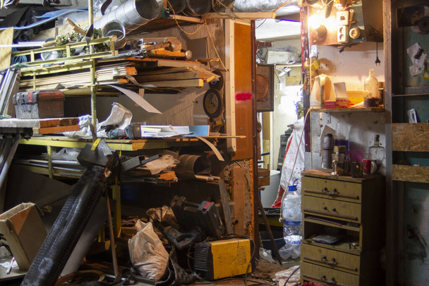 Grand désordre dans un garage de banlieue bourré
. - Photo, image