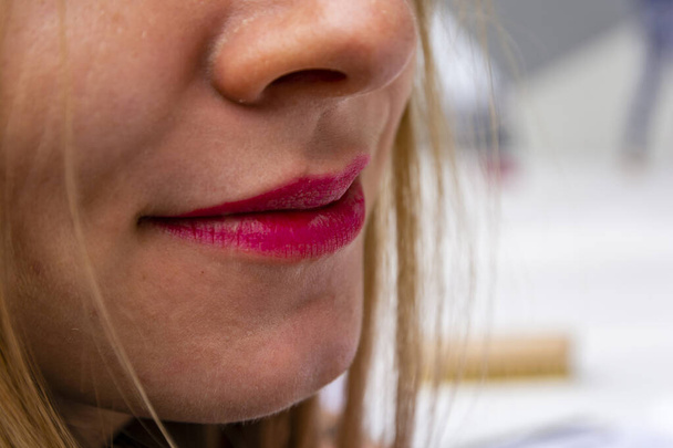 labbra sorridenti di una giovane donna attraente dipinta con rossetto rosso
. - Foto, immagini