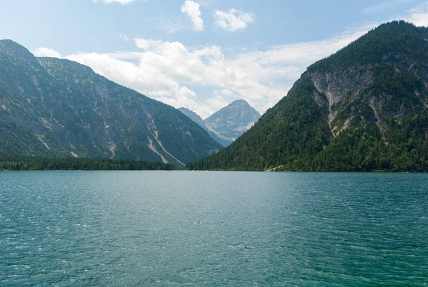 focus sélectif, un lac bleu alpin à la frontière avec l'Allemagne avec les montagnes
 - Photo, image