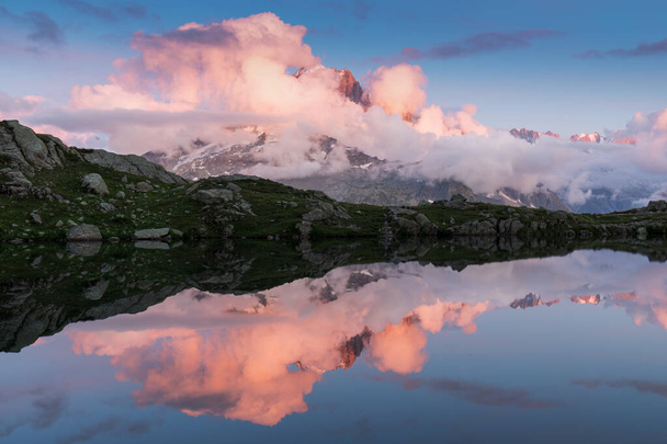 Wunderschöner Blick auf das Mont-Blanc-Massiv im Sommer. Mit seinen wunderschönen Gletschern, hohen Gipfeln und einfachen Wanderungen ist der Mont Blanc einer der meistbesuchten Berge der Welt.. - Foto, Bild