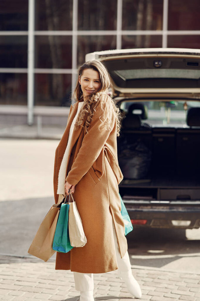 Mulher no carro com sacos de compras
 - Foto, Imagem