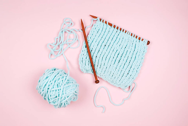 Mentol yarn ball and wodden knitting needle - Foto, imagen