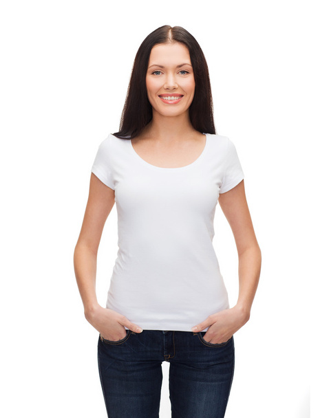 Smiling woman in blank white t-shirt - Fotoğraf, Görsel