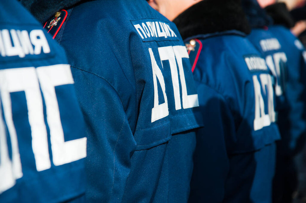 Rosyjscy policjanci w mundurach. Tekst w języku rosyjskim: "patrol drogowy" - Zdjęcie, obraz