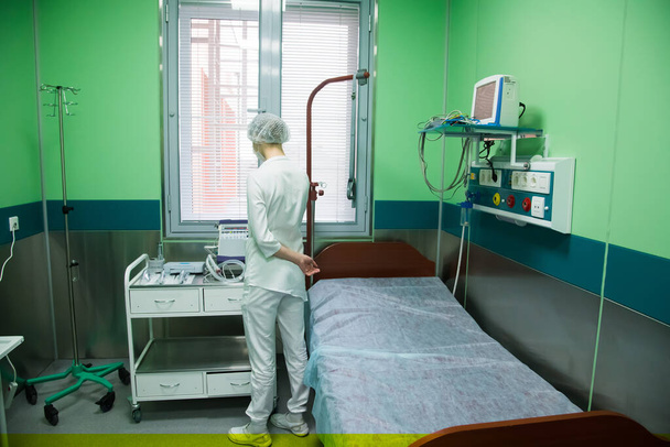 Coronavirus covid 19. Die Quarantäne-Station im Krankenhaus ist bereit, infizierte Patienten aufzunehmen. Spezialisten für Krankheitskontrolle. - Foto, Bild