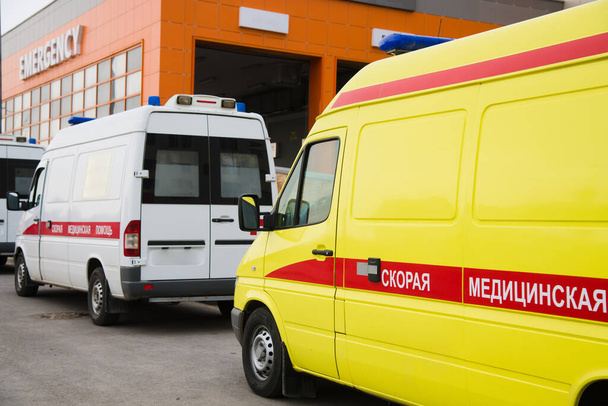 Covide coronavirus 19. Les ambulances sont prêtes à partir. L'inscription sur la voiture : "Soins médicaux d'urgence" - Photo, image