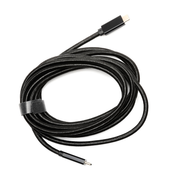 черный кабель типа C на белом фоне
 - Фото, изображение