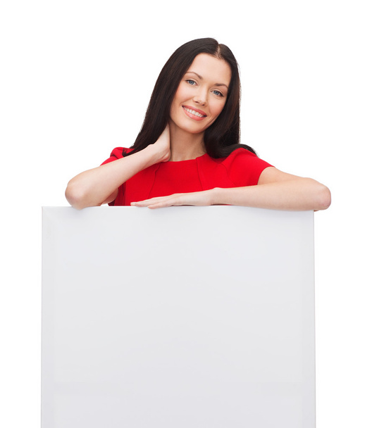 Sorrindo jovem mulher com placa branca em branco - Foto, Imagem