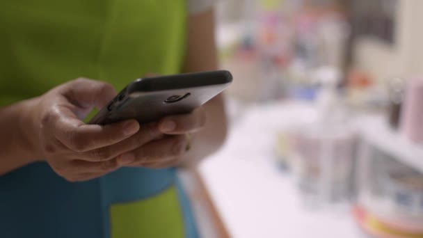 Κλείστε τα χέρια νοικοκυρά γραπτών μηνυμάτων στο κινητό έξυπνο τηλέφωνο για επικοινωνία και συνομιλία στο κοινωνικό σε απευθείας σύνδεση στο σπίτι. Παρακολούθηση δεδομένων και καθημερινές ειδήσεις με κινητό τηλέφωνο κατά τη διάρκεια της κατάστασης Covid-19. - Πλάνα, βίντεο
