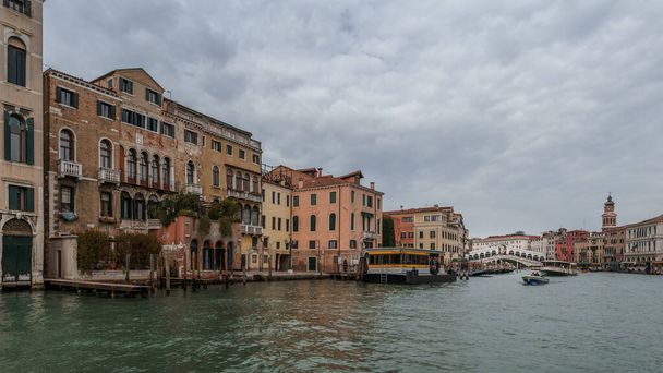 Παλιά τυπικά βενετσιάνικα σπίτια με τη γέφυρα Rialto στο βάθος στο Μεγάλο Κανάλι της Βενετίας, Ιταλία - Φωτογραφία, εικόνα
