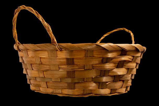 黒地に孤立した竹製のイースターバスケット - 写真・画像