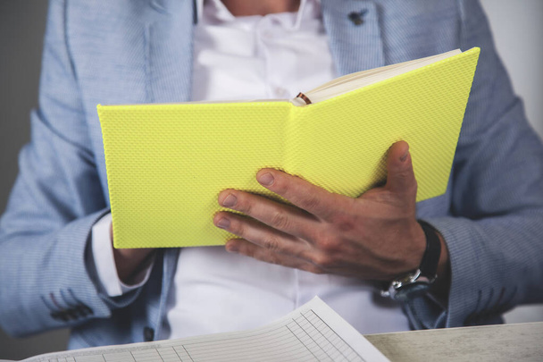 man hand yellow notepad in the office - Фото, зображення