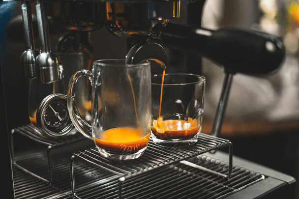 Kaffeezubereiter Kaffee aus der heimischen Maschine - Foto, Bild