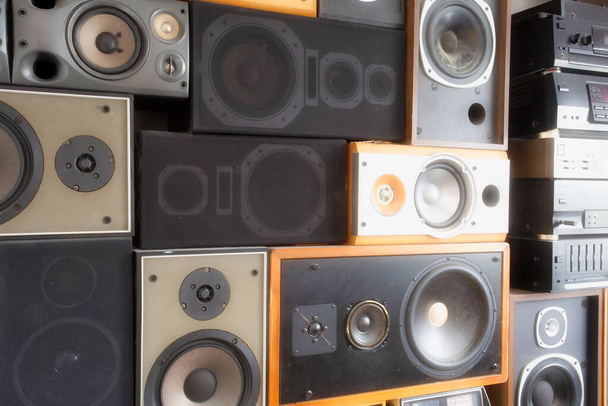 Musik-Lautsprecher hängen im Retro-Vintage-Stil an der Wand, gestapelte Soundboxen modern - Foto, Bild