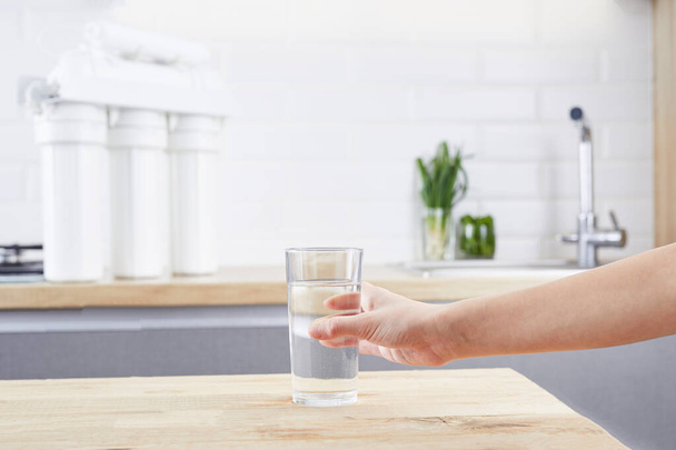 Female Hand holding a glass of clean water. Purified water and a healthy life concept. - Valokuva, kuva
