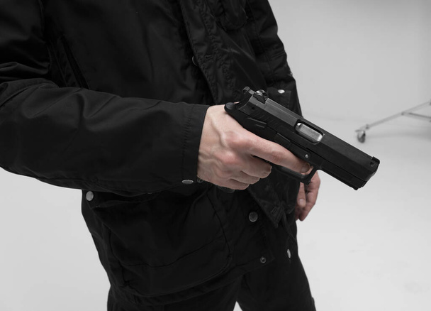 Main avec pistolet sur fond blanc
 - Photo, image