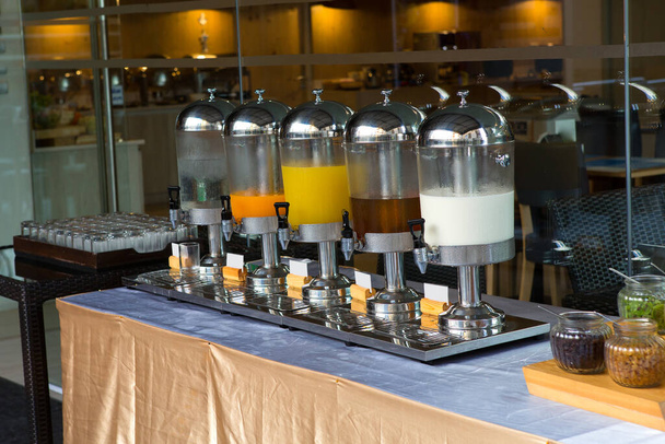 the Fruit juice buffet in the hotel - Foto, afbeelding