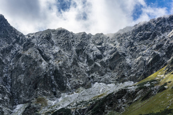山の秋、霜が降り、氷で覆われた山頂の壁は難しく、夏から冬にかけての移行中に登るには危険な条件です。. - 写真・画像