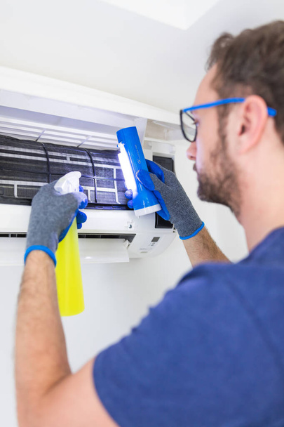 Klimatizace servis a údržba, upevnění AC jednotky a čištění / dezinfikování filtrů z nebezpečných patogenů. - Fotografie, Obrázek