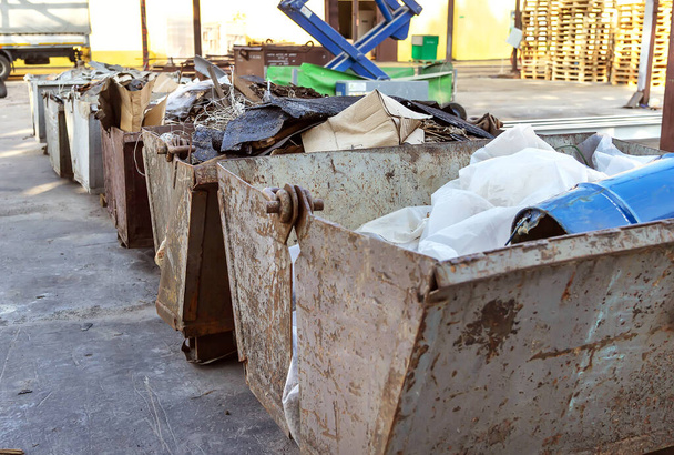 Cassonetti pieni di spazzatura in una città
. - Foto, immagini