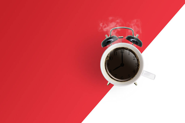 Coffee Time Concept: Bovenaanzicht van Retro zwarte wekker met koffiebeker op rood en witte achtergrond. - Foto, afbeelding