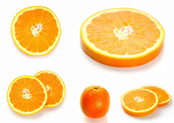 Szeletelt narancs. Különböző alakú gyümölcsszeletek. C-vitamin szaftos. Frissen. - Fotó, kép