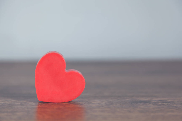 красное сердце на фоне деревянного стола
 - Фото, изображение