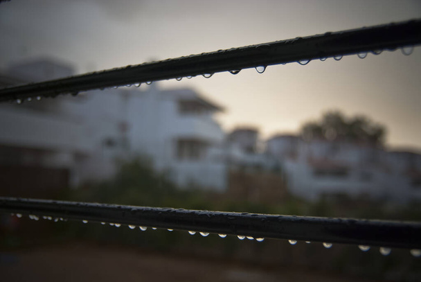 gouttes d'eau sur la grille de fenêtre après la pluie
 - Photo, image