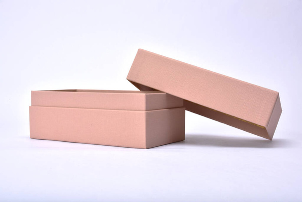 рожева подарункова коробка для покупок одягу
  - Фото, зображення