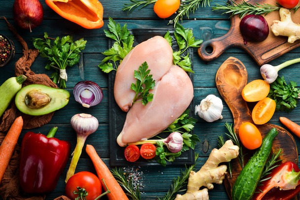 Zdrowe pochodzenie żywności. Świeże warzywa, owoce i mięso z kurczaka. Wolne miejsce na tekst. styl rustykalny. - Zdjęcie, obraz