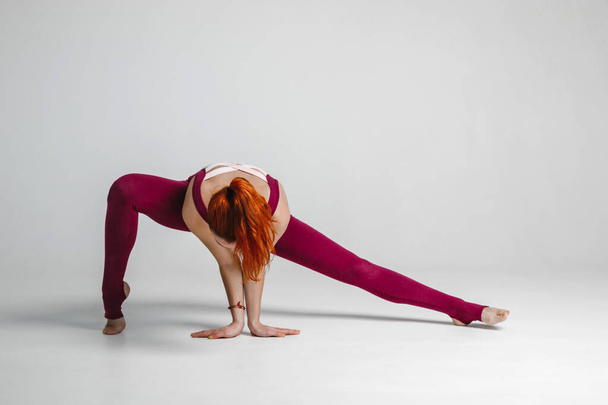 chica atractiva haciendo ejercicios de yoga
 - Foto, imagen